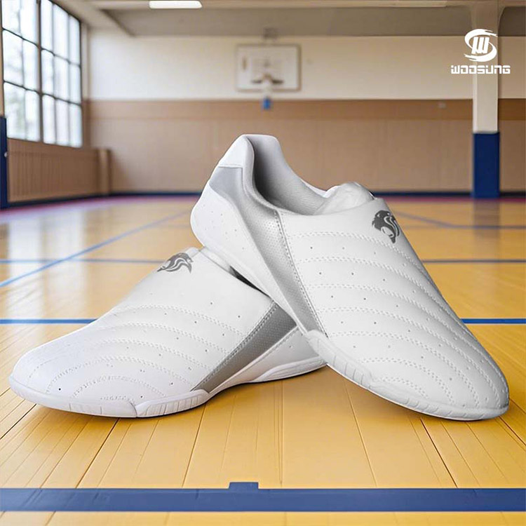 Weiße Taekwondo -Schuhe